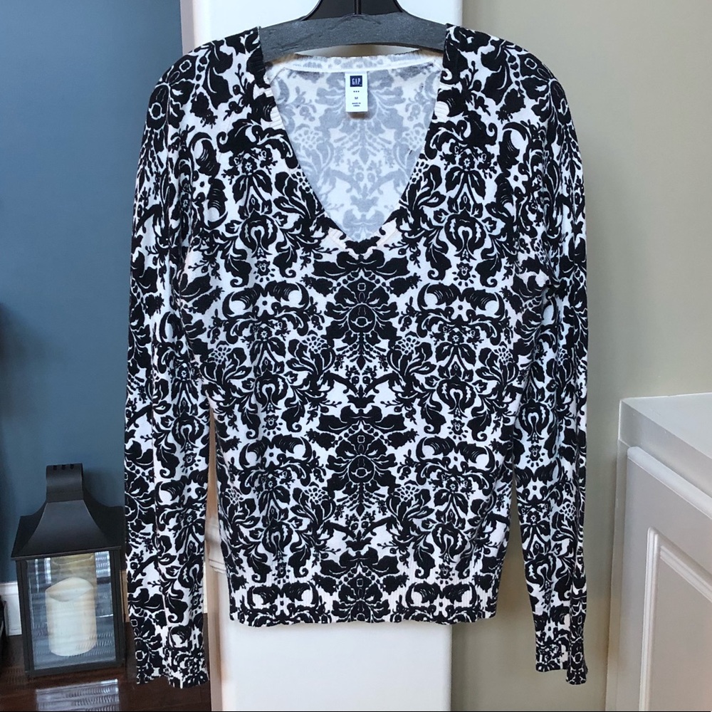 Gap-Black & White Floral print V-neck Sweater (M)